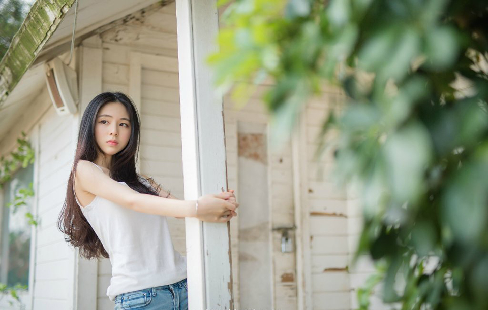 友谊和爱情之间的区别在于：友谊意味着两个人和世界，然而爱情意味着两个人就是世界。